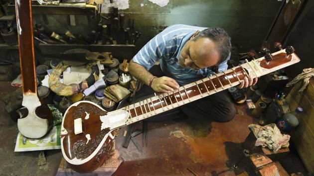 Tapan Sen learned sarod from Dhyanesh Khan (son of Ustad Ali Akbar Khan) for more than 13 years. From Amaan Ali Khan, Ustad Amjad Ali Khan, Basant Kabra, Tejendra Narayan Majumdar, Suresh Vyas, Pradeep Barot to Ustad Ali Akbar Khan, all leading international sarood players, trust Hemen & Co when it comes to quality instruments. (Samir Jana/HT PHOTO)