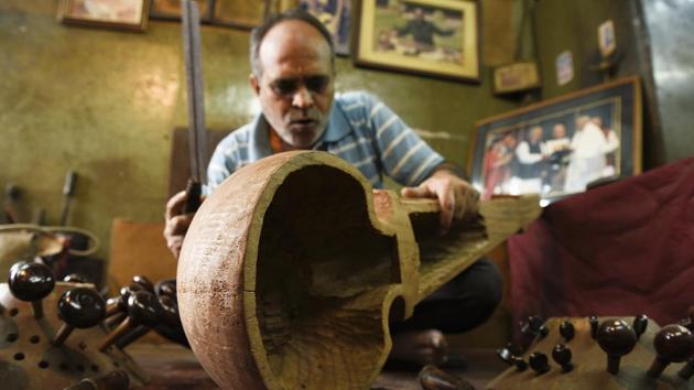 In fact, Ustad Amjad Ali Khan and his two sons, Ayan and Amaan, own nearly 28 sarods made by Hemen & Co. But unfortunately, it seems the legacy once started by Hemen Sen would soon bite the dust. With a heavy heart, Tapan and Ratan Sen inform HT that their children have no interest in the business of classical instruments. (Samir Jana/HT PHOTO)
