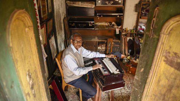 78-year-old Gobinda Rith is an ex-employee of Dwarkin & Sons, founded in 1875, it is world famous for its hand-held harmonium. (Samir Jana/HT PHOTO)