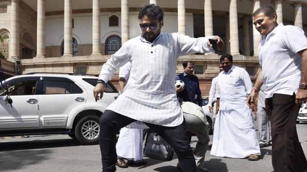 Union Minister of State of Heavy Industries and Public Enterprises Babul Supriyo and Praful Patel playing football outside the parliament. (Arvind Yadav/HT PHOTO) Union Minister of State of Heavy Industries and Public Enterprises Babul Supriyo and Praful Patel playing football outside the parliament. (Arvind Yadav/HT PHOTO)