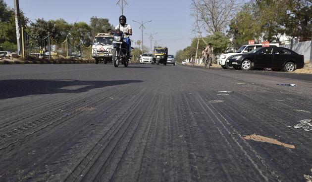A road melts in the heat in Gurgaon.(HT Photo)