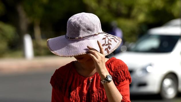 There was no respite from the heat on Wednesday with the maximum temperature touching 38.2 degrees Celsius on Wednesday. (Vipin Kumar/HT PHOTO) There was no respite from the heat on Wednesday with the maximum temperature touching 38.2 degrees Celsius on Wednesday. (Vipin Kumar/HT PHOTO)