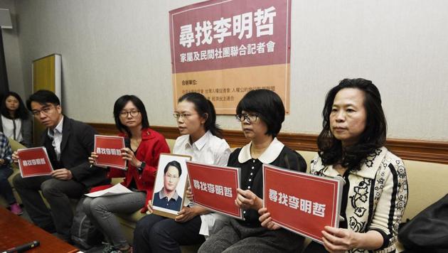 Lee Ching-yu (third from right) holds up a photo of her missing husband and Taiwanese pro-democracy activist Lee Ming-che in Taipei, Taiwan. (AP Photo) Lee Ching-yu (third from right) holds up a photo of her missing husband and Taiwanese pro-democracy activist Lee Ming-che in Taipei, Taiwan. (AP Photo)