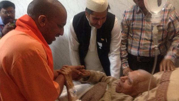 Chief minister Yogi Adityanath met former CM of UP and Uttarakhand ND Tiwari in Lucknow on Wednesday.(PTI Photo)