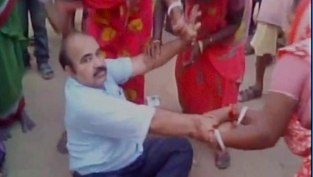 Durga Charan Giri, a school teacher in Odisha’s Baripada, being beaten up by villagers for allegedly sexually assaulting girl students of a primary school.(ANI Twitter) Durga Charan Giri, a school teacher in Odisha’s Baripada, being beaten up by villagers for allegedly sexually assaulting girl students of a primary school.(ANI Twitter)