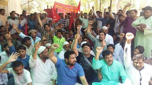 Backed by the Centre of India Trade Unions (CITU), over a hundred traders protested closure of meat shops in Noida on Thursday. (Sunil Ghosh/HT Photo) Backed by the Centre of India Trade Unions (CITU), over a hundred traders protested closure of meat shops in Noida on Thursday. (Sunil Ghosh/HT Photo)
