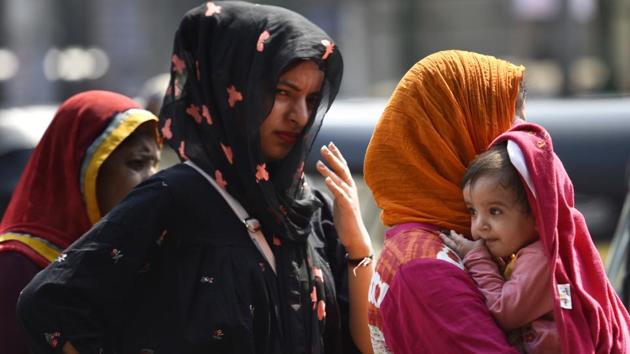 Women cover their heads to beat the heat at Bandra(Satish Bate/HT)