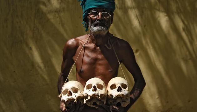 Palanichamy, a farmer from Tamil Nadu holds the sculls which he is using for symbolic protest. He claims the skulls belong to farmers who committed suicide back home.(Ravi Choudhary/HT PHOTO) Palanichamy, a farmer from Tamil Nadu holds the sculls which he is using for symbolic protest. He claims the skulls belong to farmers who committed suicide back home.(Ravi Choudhary/HT PHOTO)