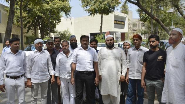 Meat shop owners staged a protest outside the district magistrate’s office on Thursday and said that the new guidelines are difficult for them to follow owing to cash constraints. (Sakib Ali /HT Photo) Meat shop owners staged a protest outside the district magistrate’s office on Thursday and said that the new guidelines are difficult for them to follow owing to cash constraints. (Sakib Ali /HT Photo)