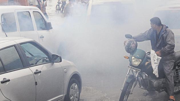 Supreme Court has banned sale of vehicles not compliant with Bharat Stage IV emission standards from 1 April.(Ajay Aggarwal/HT File Photo)