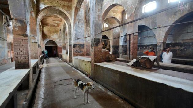 A slaughterhouse in the Qaiserbagh area of Lucknow wears a deserted look on March 26.(Ashok Dutta/HT File Photo)