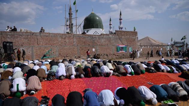 Pakistani Muslims offer noon prayers at the tomb of Mumtaz Qadri, who was hanged in February 2016 for the murder of a governor who criticized Pakistan's blasphemy law and defended a Christian woman, in Bara Kahu on the outskirts of Islamabad on March 1, 2017.(AFP)