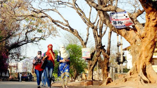 Commuters covering their faces trying protect themselves from soaring temperature of the season in Ranchi(Parwaz Khan/ HT Photo)