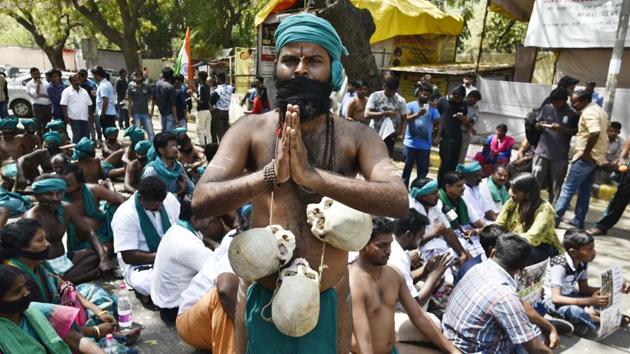 Tamil Nadu Farmers With Skulls Of Fellow Farmers Who Committed Suicide during a Protest At Jantar Mantar. (Vipin Kumar/HT PHOTO)