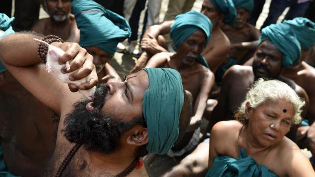Farmers from Tamil Nadu stage a protest at Jantar Mantar by holding living mice in their mouths to demonstrate that they will have to feed on them if the government fails to declare drought relief packages and waiver loans for the farmers from the state. (Saumya Khandelwal/HT PHOTO)