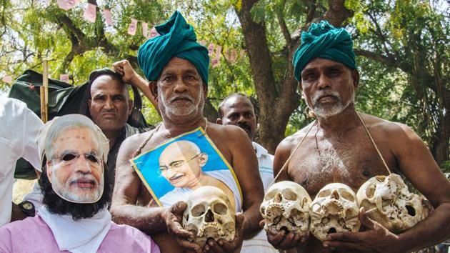The farmers hold up skulls next to a man wearing a mask of PM Modi. (Vageesh Lall/Ht Photo)