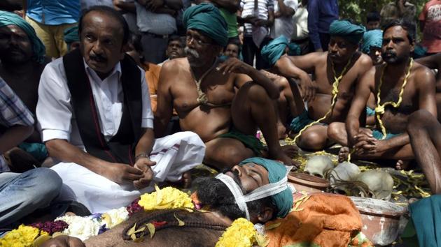 MDMK party General secretary Vaiko interacts with Tamil Nadu farmers in the face of what has been reportedly called one of the worst droughts in the states. (Sonu Mehta/HT PHOTO)