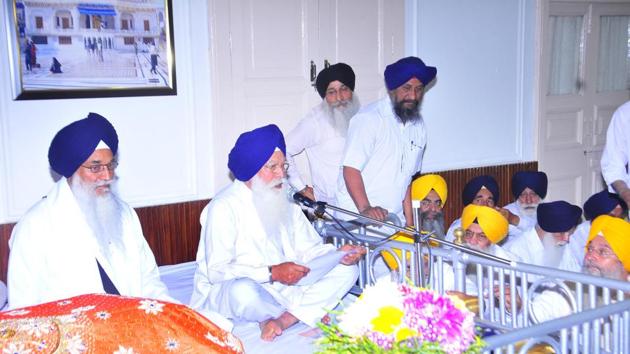 SGPC president Kirpal Singh Badungar (centre) presenting the budget report in the presence of Akal Takht Jathedar Giani Gurbachan Singh (left) in Amritsar on Wednesday.(Sameer Sehgal/HT Photo)