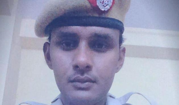 Constable Jitender Tomar was stabbed in Patel Nagar. He was admitted to the BLK Hospital.(HT Photo)