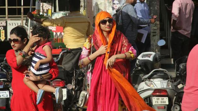 Lucknowites brave near heat-wave conditions on Thursday.(HT Photo)