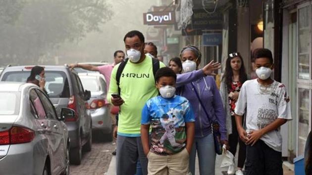 People walk wearing pollution masks at Khan Market in New Delhi. (Arun Sharma/HT Photo) People walk wearing pollution masks at Khan Market in New Delhi. (Arun Sharma/HT Photo)