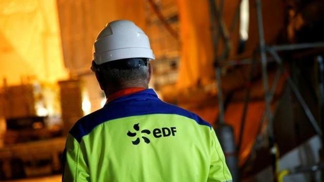 An EDF worker is seen November 16, 2016 on the construction site of the third-generation European Pressurised Water nuclear reactor (EPR) in Flamanville, France.(Reuters photo)