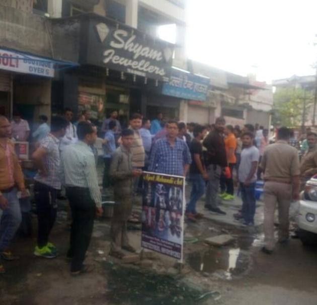 A guard from a jewellery shop opened fire with his licensed weapon at the fleeing robbers who managed to speed away. A guard from a jewellery shop opened fire with his licensed weapon at the fleeing robbers who managed to speed away.