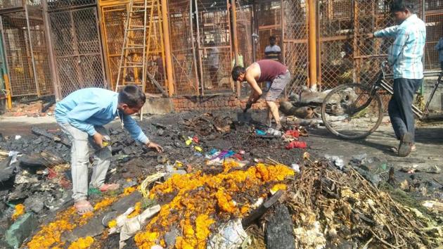 Fire officials said the control room was alerted about the fire at around 11.30pm, following which 13 fire tenders were rushed to the spot (Sushil Kumar / HT Photo) Fire officials said the control room was alerted about the fire at around 11.30pm, following which 13 fire tenders were rushed to the spot (Sushil Kumar / HT Photo)