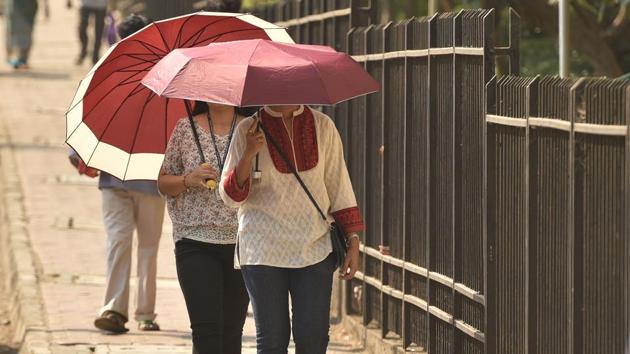 On Thursday, the Met department recorded 44 degrees Celsius in Nagpur, the state’s second capital, and similar temperatures in Akola and neighbouring Wardha district. In Amravati, the temperature was a notch lower at 43 degrees Celsius.(HT)