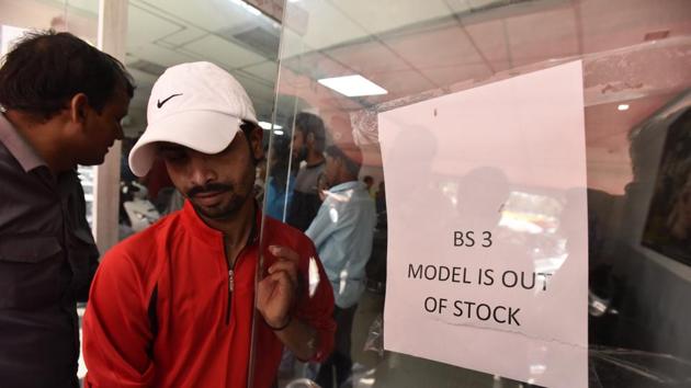 The Supreme Court banned the sale and registration of vehicles which are not compliant with BS-IV emission norms from April 1 across the country.(Burhaan Kinu/HT Photo) The Supreme Court banned the sale and registration of vehicles which are not compliant with BS-IV emission norms from April 1 across the country.(Burhaan Kinu/HT Photo)