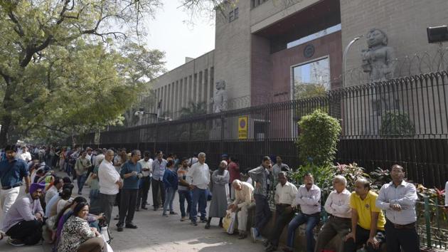 NRI’s and others wait outside the RBI in New Delhi to submit their demonetised banknotes in New Delhi on March 23, 2017. (Ravi Choudhary/HT File Photo) NRI’s and others wait outside the RBI in New Delhi to submit their demonetised banknotes in New Delhi on March 23, 2017. (Ravi Choudhary/HT File Photo)