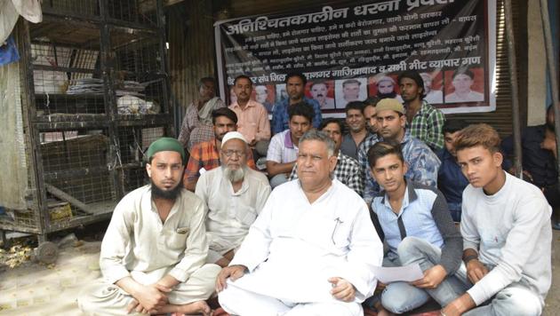 Dozens of meat shop owners in Ghaziabad applied for licence after the meeting with CM on Friday. (SAKIB ALI/HT) Dozens of meat shop owners in Ghaziabad applied for licence after the meeting with CM on Friday. (SAKIB ALI/HT)
