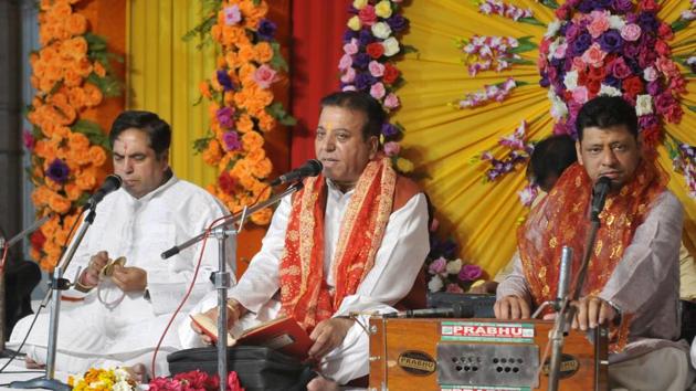 Devotees singing religious songs on the occasion of Navratri festival at Durga Mata temple near Jagraon bridge in Ludhiana on Thursday. (Gurminder Singh/HT)