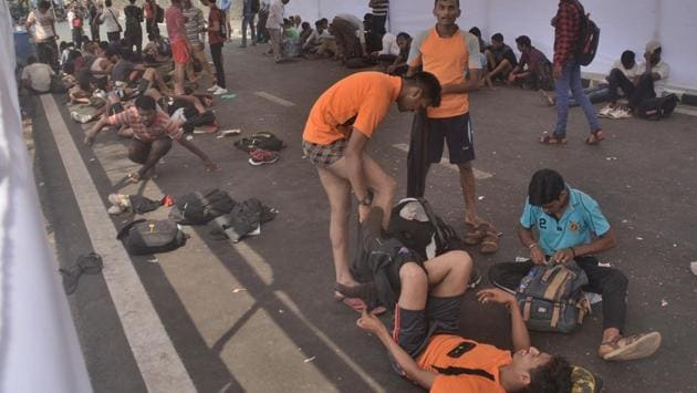 Many were found prepping up for the run. (Prashant Waydande/HT )