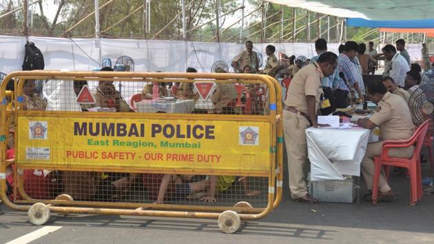 Officers work towards organising the run. (Prashant Waydande/HT )