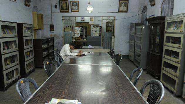 The scene is no different in Konnagar and Mahesh Public library, both about 150 years old and trying to keep their head above water by attracting students aspiring to crack competitive exams for jobs. (Samir Jana/HT PHOTO)