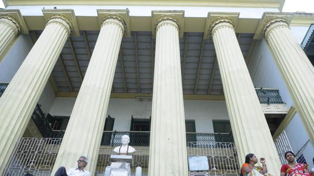 The scene is no different in Konnagar and Mahesh Public library, both about 150 years old and trying to keep their head above water by attracting students aspiring to crack competitive exams for jobs. (Samir Jana/HT PHOTO)