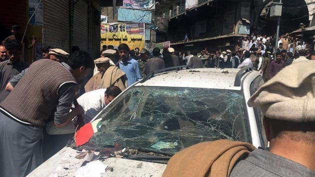 Pakistanis gather at the site of a powerful explosion at a market in Parachinar, capital of Kurram tribal district, on March 31, 2017. At least 22 people were killed and nearly 70 more wounded when a car bomb tore through a market in the mainly Shia area of Pakistan's tribal belt, officials said.(AFP)