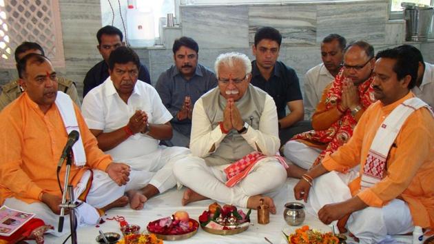 Haryana chief minister Manohar Lal Khattar offering prayers at Mansa Devi temple in Panchkula on Thursday. (Sant Arora/HT )