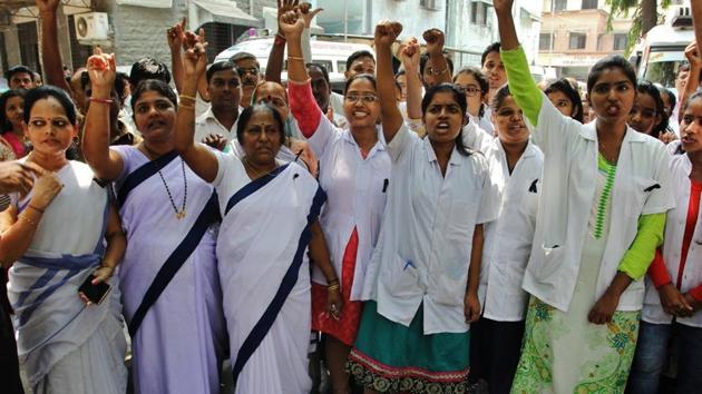 Thane Civil Hospital staff protest outside the hospital on Thursday.(Praful Gangurde/HT)