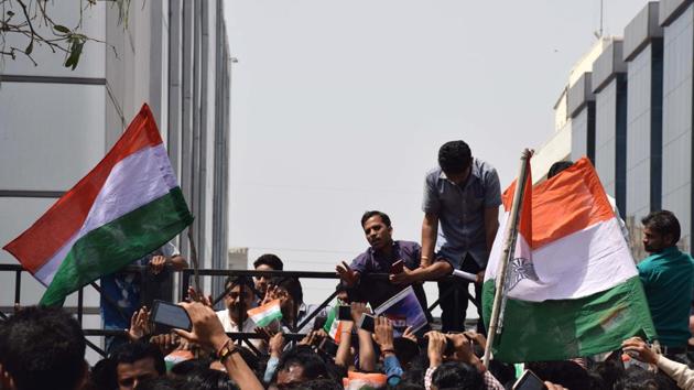 Oppo’s Noida unit was shut on Tuesday after hundreds of employees staged a protest and demanded action against a Chinese national who had allegedly torn an Indian flag and thrown it in a dustbin.(HT Photo)