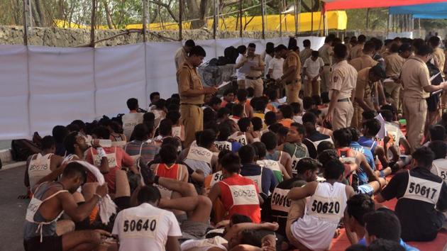 Police officers check the documents of the candidates who took part in a run for the Maharashtra State Police Recruitment 2017 on Eastern Express Highway in Mumbai on Friday. (Prashant Waydande/HT)