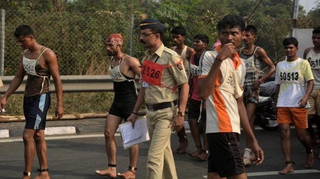 An officer guides some of the candidates during the run. (Prashant Waydande/HT )