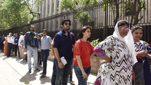 Hundreds of people queue up in front of the Reserve Bank of India office in New Delhi.(Mohd Zakir/HT photo)