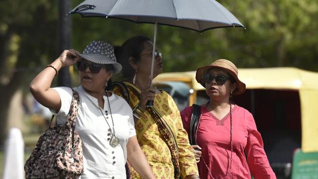 On Thursday, the maximum temperature in Delhi rose to 38.3 degrees Celsius which was the highest seen in the month since 2010 (Vipin Kumar/HT PHOTO) On Thursday, the maximum temperature in Delhi rose to 38.3 degrees Celsius which was the highest seen in the month since 2010 (Vipin Kumar/HT PHOTO)