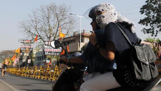 Girls with faces covered riding a deserted street in Ranchi as temperature soared to an all time high on Thursday (Parwaz Kha/ HT Photo) Girls with faces covered riding a deserted street in Ranchi as temperature soared to an all time high on Thursday (Parwaz Kha/ HT Photo)
