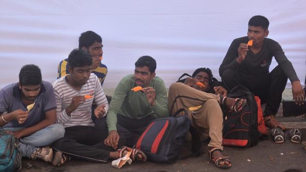 The heat was not doing much to help the long wait and a few people were seen slurping on ice lollies. (Prashant Waydande/HT )