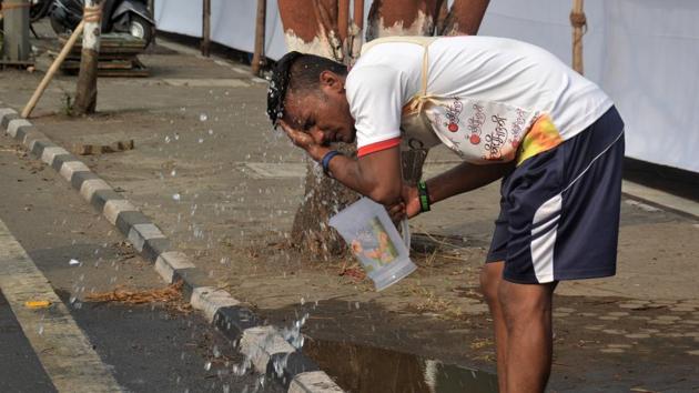 Heat wave conditions prevail across Maharashtra and this man was seen splashing water on his face to beat the heat. (Prashant Waydande/HT )