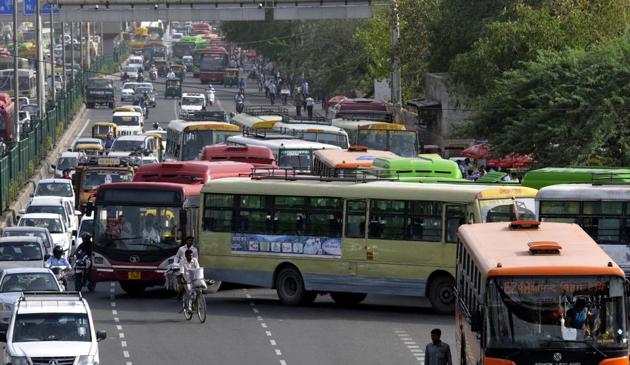 The Delhi transport department will divert over 600 inter-state buses to Sarai Kale Khan and Anand Vihar to decongest Kashmere Gate ISBT. (Sonu Mehta/HT Photo) The Delhi transport department will divert over 600 inter-state buses to Sarai Kale Khan and Anand Vihar to decongest Kashmere Gate ISBT. (Sonu Mehta/HT Photo)
