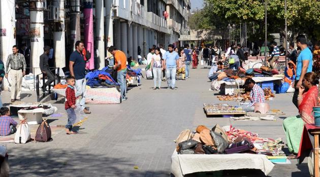 With Chandigarh MC failing to implement the act even after the survey was completed in September last year, there is utter chaos of vendors in Sectors 17, 19 and 22. (HT File Photo) With Chandigarh MC failing to implement the act even after the survey was completed in September last year, there is utter chaos of vendors in Sectors 17, 19 and 22. (HT File Photo)